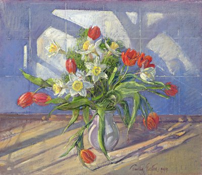 Frühlingsblumen mit Fensterreflexionen von Timothy Easton